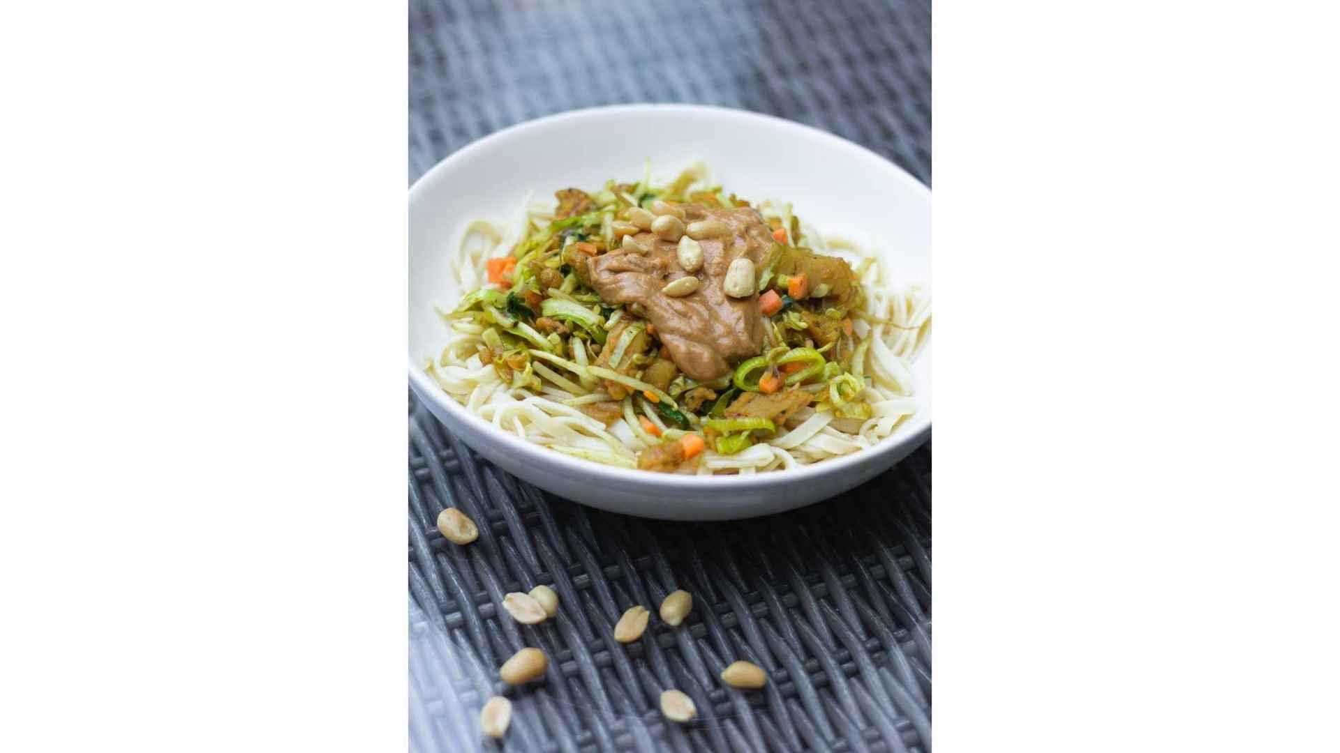 Een bord met vegan eiwitrijke bami
